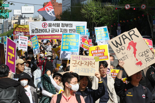 노동자연대 관계자들이 지난 22일 오후 서울 종로구청입구교차로 인근에서 정부의 우크라이나 군사 지원을 반대하며 행진하고 있다. 2023.4.25. 연합뉴스
