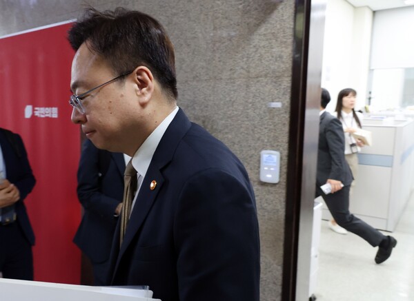 조규홍 보건복지부 장관이 24일 오후 국민의힘 원내대표실에서 간호법 관련 논의를 마치고 나오고 있다. 연합뉴스.
