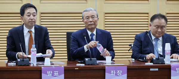 국민의힘 김종인 전 비대위원장이 18일 국회에서 열린 '다른 미래를 위한 성찰과 모색 포럼'에서 발언을 준비하고 있다. 왼쪽부터 금태섭 전 의원, 김 전 위원장, 민주당 이상민 의원. 금태섭 전 의원 등이 주도하는 '다른 미래를 위한 성찰과 모색 포럼' 준비모임의 첫 토론회이다. 2023.4.18. 연합뉴스