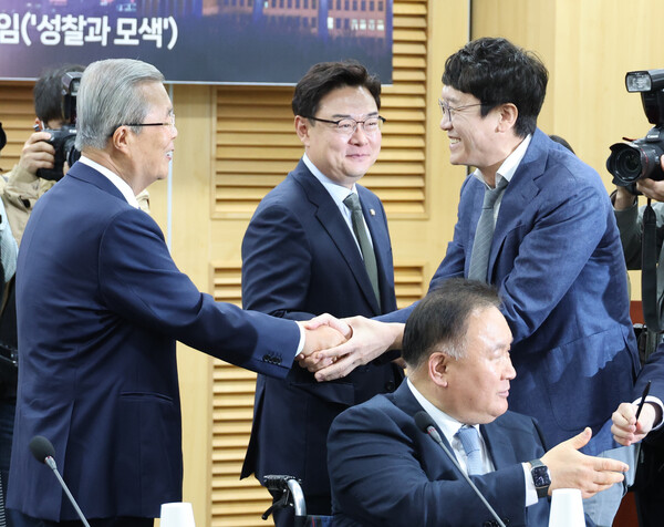 18일 국회에서 열린 '다른 미래를 위한 성찰과 모색 포럼'에서 국민의힘 김종인 전 비대위원장과 김웅 의원이 인사하고 있다. 2023.4.18. 연합뉴스