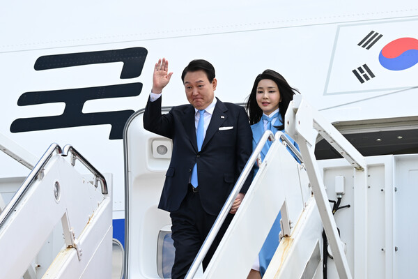  미국을 국빈 방문하는 윤석열 대통령과 김건희 여사가 24일 오후(현지시간) 미국 워싱턴DC 인근 앤드루스 공군기지에 도착, 공군 1호기에서 내리며 손을 들어 인사하고 있다. 2023.4.25 [공동취재]