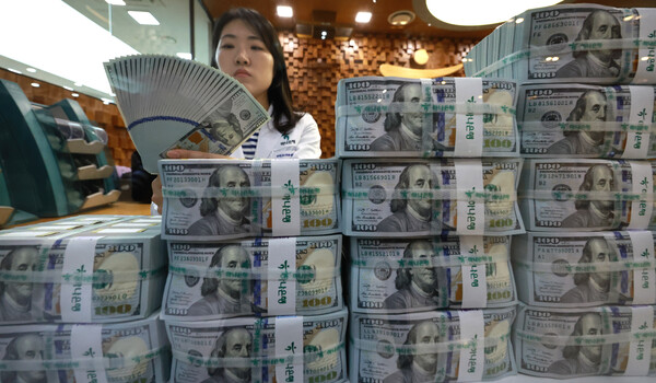 지난해 우리나라 외환보유액이 국제통화기금(IMF)가 권고하는 수준의 하한에 못미치는 97%를 기록했다. 권고 수준을 미달한 것은 지난 2020년 이후 3년째이다. 사진은 지난 5일 서울 중구 을지로 하나은행 본점 위변조대응센터에서 직원이 달러화를 정리하고 있는 모습. 2023. 4. 5. 연합뉴스