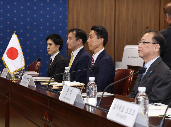 17일 오전 서울 종로구 외교부에서 열린 한일 제12차 안보 정책협의회 이른바 '2+2(외교·국방) 외교·안보 대화'에 일본 측 대표 후나코시 다케히로 외무성 아시아대양주 국장, 안도 아츠시 방위성 방위정책 차장이 참석해 있다. 우리 측 대표는 서민정 외교부 아시아태평양국장과 우경석 국방부 국제정책 차장이 참석했다. 이날 한일 안보정책협의회는 지난 달 한일정상회담 후속 조치로 5년 만에 재개된 것이다. 2023.4.17. 연합뉴스