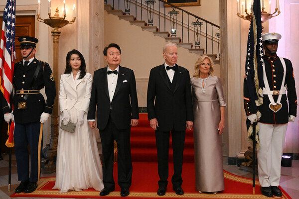  미국을 국빈 방문한 윤석열 대통령과 부인 김건희 여사가 26일(현지시각) 워싱턴DC 백악관에서 열린 국빈만찬에서 조 바이든 미국 대통령 내외와 함께 기념 촬영을 하고 있다. 2023.4.27. 연합뉴스