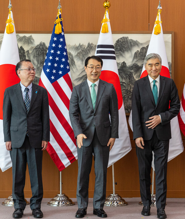 우리 측 북핵 수석대표 김건 한반도 평화 교섭본부장(가운데)과 미국 측 수석대표 성 김 미 국무부 대북 특별대표(오른쪽), 일본 측 수석대표 후나코시 다케히로 일본 외무성 아시아·대양주 국장이 7일 오전 서울 종로구 외교부에서 열린 한·미·일 북핵 수석대표 협의를 앞두고 기념 촬영한 뒤 회담장으로 향하고 있다. 2023.4.7. 연합뉴스