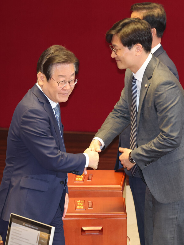 민주당 이재명 대표가 27일 국회 본회의에서 특검법 투표를 하고 있다. 2023.4.27. 연합뉴스