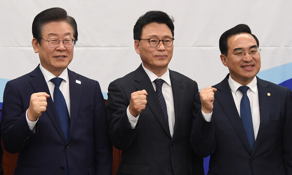 28일 국회에서 열린 민주당 원내대표 선출 의원총회에서 박광온 새 원내대표가 이재명 대표, 박홍근 전 원내대표 등과 기념촬영을 하고 있다. 2023.4.28. [공동취재] 연합뉴스