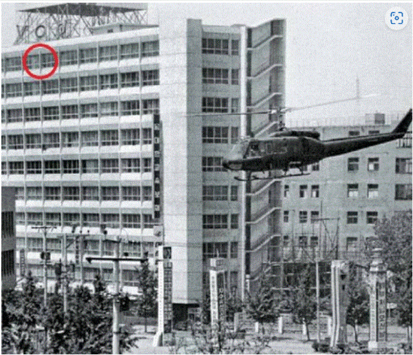 5·18 당시 계엄군이 헬기 사격을 한 광주시 동구 금남로 전일빌딩. 사진 속 원안을 중심으로 공중 정지 상태의 헬기에서 사격이 있었던 것으로 추정된다. 사진=5·18기념재단 