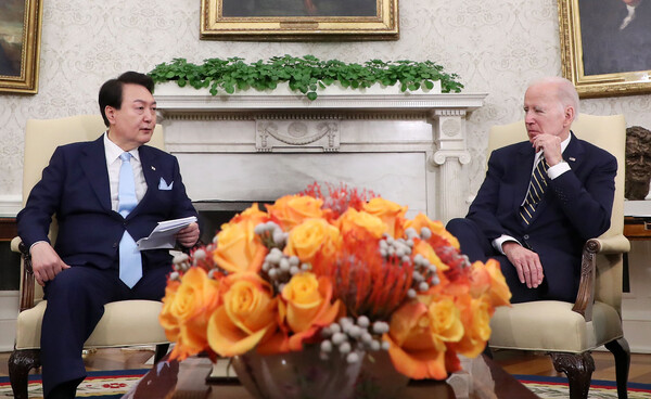 미국을 국빈 방문한 윤석열 대통령과 조 바이든 미국 대통령이 26일(현지시간) 워싱턴DC 백악관 오벌 오피스에서 을 하고 있다. 2023.4.27. 연합뉴스