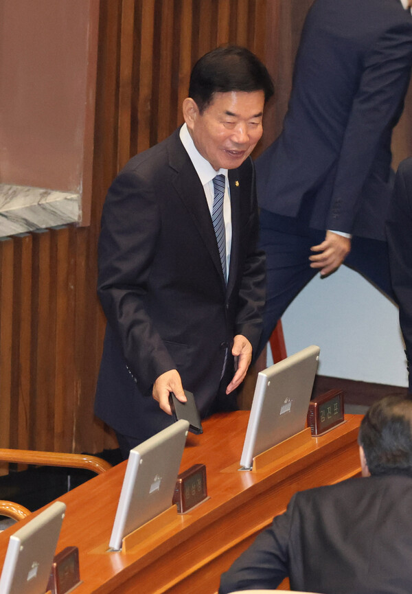 김진표 국회의장이 10일 오후 국회 본회의장에서 열린 전원위원회에 참석하고 있다. 2023.4.10. 연합뉴스