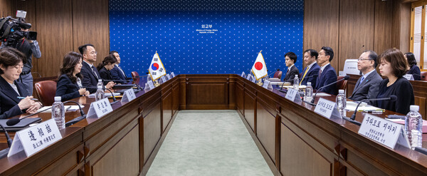 17일 오전 서울 종로구 외교부에서 열린 한일 제12차 안보 정책협의회 이른바 '2+2(외교·국방) 외교·안보 대화'에서 우리 측 대표인 서민정 외교부 아시아태평양국장과 우경석 국방부 국제정책 차장(왼쪽)이 일본 측 대표 후나코시 다케히로 외무성 아시아대양주 국장, 안도 아츠시 방위성 방위정책 차장과 마주보고 앉아 있다.이날 한일 안보정책협의회는 지난 달 한일정상회담 후속 조치로 5년 만에 재개된 것이다. 2023.4.17. 연합뉴스
