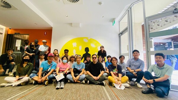 시드니 촛불행동은 29일(현지시간) 호주 시드니 애쉬필드 유나이팅 처치에 있는 '평화의 소녀상' 앞에서 윤석열 퇴진 1차 시드니 촛불집회 '다시 촛불 ing'를 열었다고 밝혔다. 이날 호주에서는 시드니 뿐만 아니라 멜번, 브리즈번에서도 '윤석열 퇴진 촛불집회'가 열렸다. 사진은 브리즈번 퀸즐랜드대 집회에 참가한 동포들의 모습. 호주, 미얀마, 브루나이 등 학생들도 동참했다. 2023.4.30. 시드니 촛불행동 제공