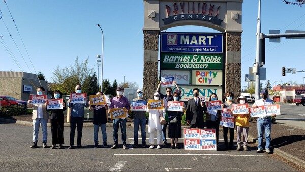 워싱턴주 시애틀 동포들은 29일(현지시간) 시애틀 소재 페더럴웨이 H마트 앞에서 '윤석열 퇴진 시위'(시애틀늘푸른연대 주최)를 열었다. 이곳은 한인들이 가장 많이 사는 곳이다. 2023.4.30. 해외촛불행동 제공