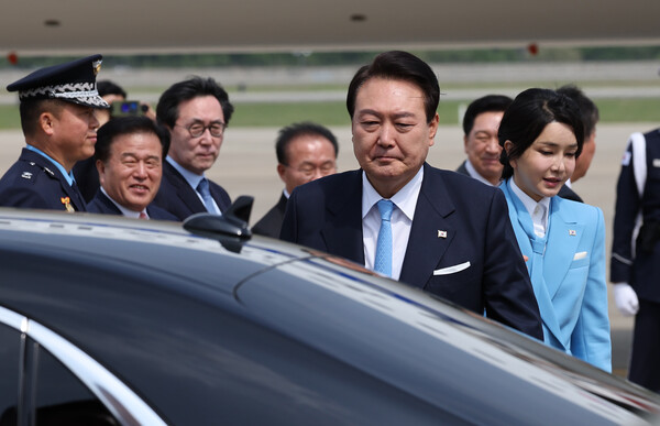 미국 국빈 방문 일정을 마친 윤석열 대통령이 30일 성남 서울공항에서 공군 1호기에서 내린 뒤 차량으로 향하고 있다. 2023.4.30.  연합뉴스