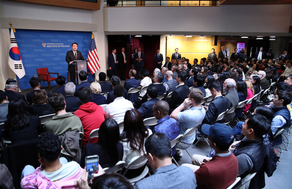 미국을 국빈 방문한 윤석열 대통령이 28일(현지시각) 보스턴 인근 하버드대학교 케네디스쿨에서 '자유를 향한 새로운 여정'을 주제로 연설하고 있다. 2023.4.29. 연합뉴스