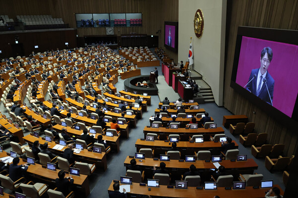 10일 오후 국회에서 열린 전원위원회에서 더불어민주당 이탄희 의원이 첫번째 토론자로 나와 발언하고 있다. 전원위 개최는 지난 2003년 '이라크 전쟁 파견 연장 동의안'에 대한 토론 이후 20년 만이다. 전원위 토론에 참여하는 의원은 총 100명으로, 의석 비율에 따라 각 정당에 배분됐다. 더불어민주당 54명, 국민의힘 38명, 비교섭단체 의원 8명이다. 2023.4.10 연합뉴스