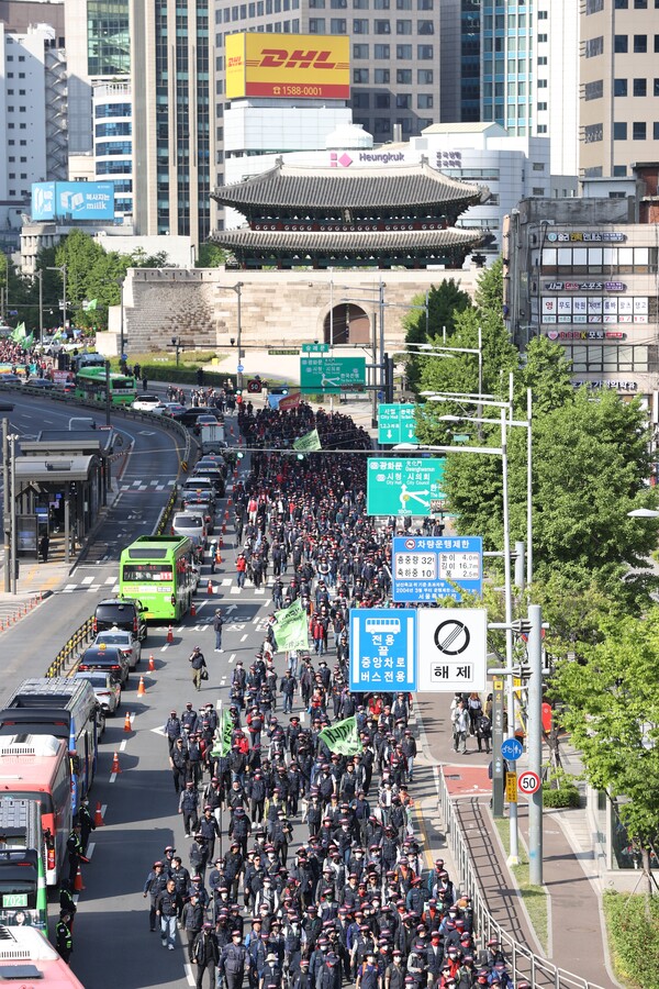 민주노총 조합원들이 1일 오후 2023 세계 노동절 대회를 마치고 용산 대통령실 방향으로 행진하고 있다. 2023.5.1. 연합뉴스