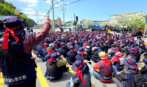 민주노총 건설노조 간부가 영장실질심사를 앞두고 법원 앞에서 분신을 시도한 1일 강원 강릉시 춘천지법 강릉지원 앞에서 건설노조원들이 검찰과 정부를 규탄하는 긴급 집회를 벌이고 있다. 2023.5.1. 연합뉴스