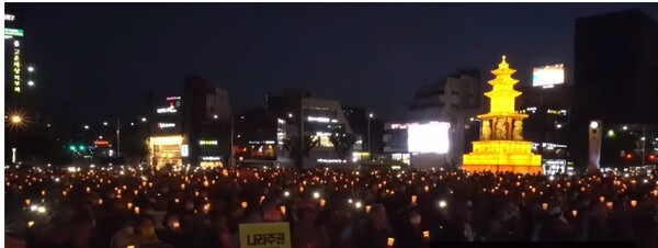 1일 저녁 광주 5·18민주광장에서 열린 천주교 정의구현전국사제단 주최 시국기도회에서 시민들이 촛불을 밝히고 있다. 2023.5.1. 촛불행동tv 캡처