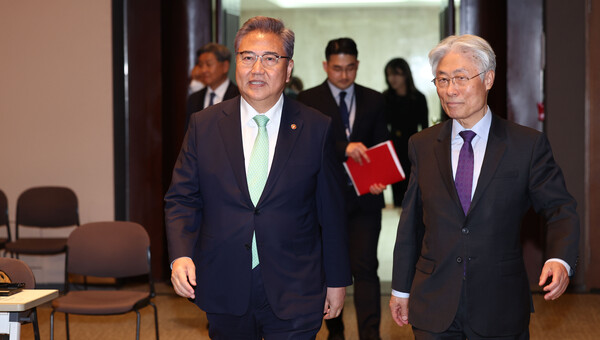 표완수 한국언론진흥재단 이사장(오른쪽)이 1일 오후 서울 중구 프레스센터 국제회의장에서 열린 언론진흥재단(KPF) 초청 포럼에서 '한미정상회담 성과와 한미관계 전망'을 주제로 발표하는 박진 외교부 장관과 나란히 회의장에 들어서고 있다. . 2023.5.1 연합뉴스