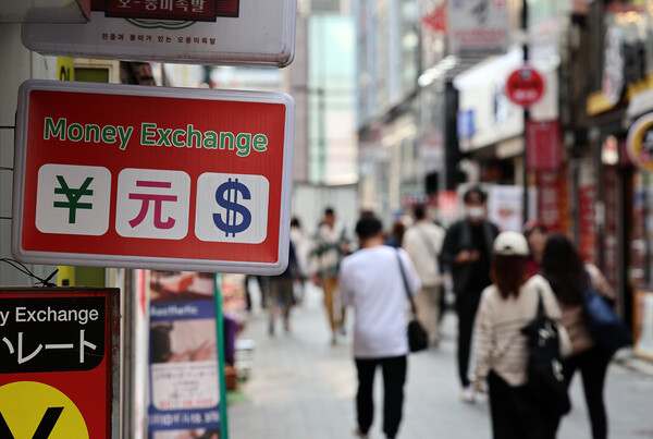 지난달 28일 서울 외환시장에서 달러 대비 원화 환율은 달러당 1,337.7원에 마감했다. 전달 말(1,301.9원)과 비교해 2.7% 절하됐다. 사진은 이날 명동에 위치한 환전소의 모습. 2023.4.30. 연합뉴스