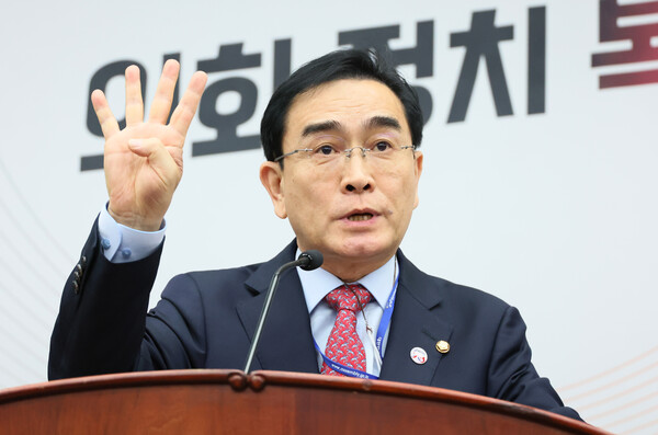 국민의힘 태영호 최고위원이 27일 오후 국회에서 열린 의원총회에서 한미정상회담 관련 보고를 하고 있다. 2023.4.27. 연합뉴스