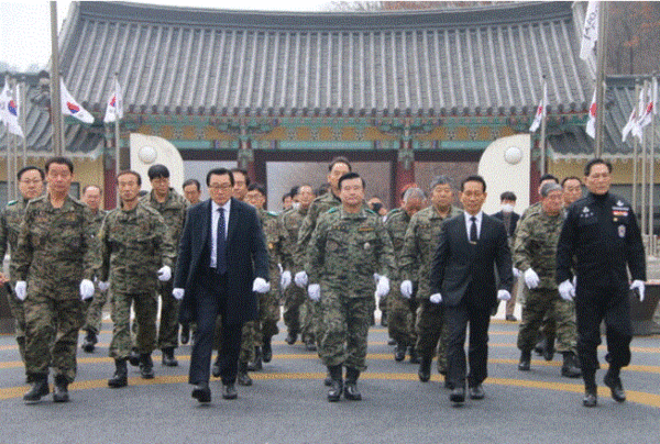 5·18 부상자회와 공로자회가 특전사동지회와 함께 지난 2월 19일 국립 5·18 민주묘지를 기습 참배하고 있다. 2023.2.19. 사진=5·18묘지관리사무소 