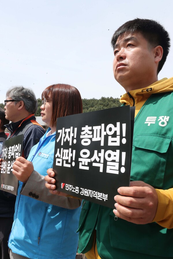 2일 오전 강원경찰청 앞에서 민주노총 강원지역본부 조합원과 정의당 등 진보정당, 시민단체 등이 "윤석열 정권과 검찰·경찰의 노조 탄압이 건설노동자의 분신을 부추겼다"며 규탄하는 기자회견을 열고 있다. 2023.5.2. 연합뉴스