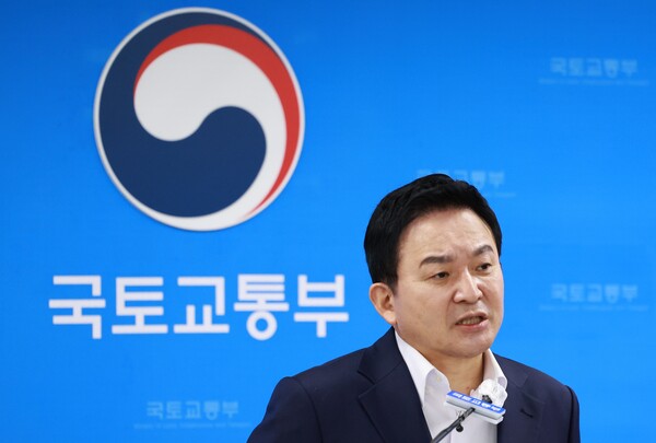 원희룡 국토교통부 장관이 화물연대 운송 거부 당시 정부세종청사 브리핑실에서 현안에 관해 기자들의 질문에 답하고 있다. 2022.12.12. 연합뉴스.