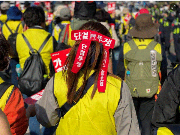 민주노총 전국서비스산업노동조합연맹이 지난 1일 노동절을 맞아 서울고용노동청 앞에서 ‘행진 투쟁’을 벌이고 있다. 사진=서비스노조연맹