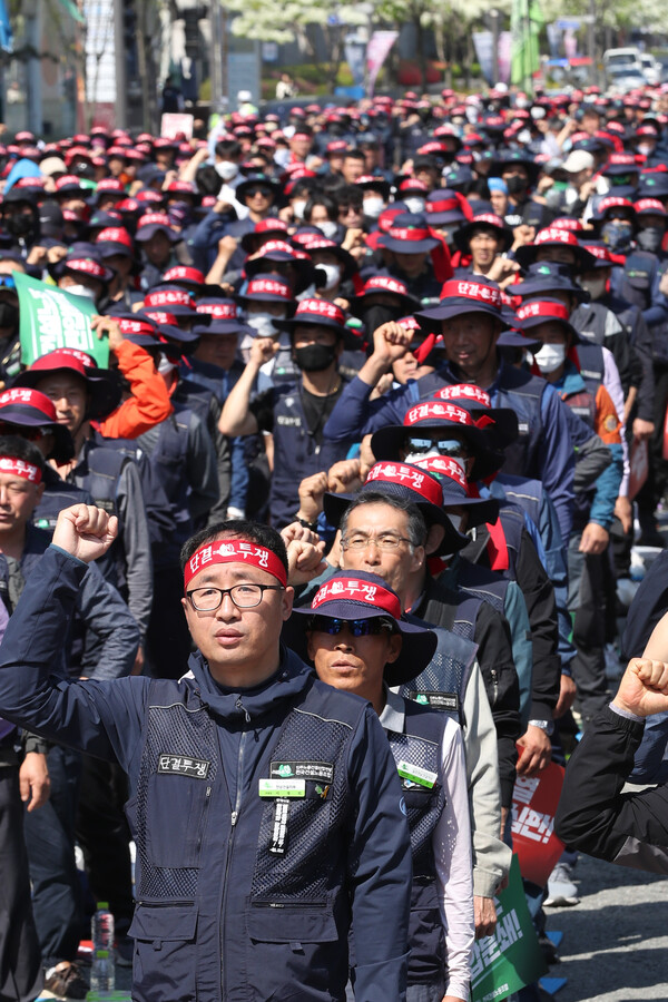 지난 1일 오전 광주시청 앞에서 건설노조 조합원들이 노동절 결의대회를 열고 구호를 외치고 있다. 2023.5.1. 연합뉴스