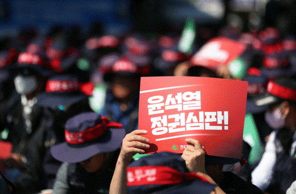 지난 1일 오전 광주시청 앞에서 건설노조 광주전남본부가 개최한 노동절 결의대회에서 조합원이 '윤석열 정권 심판' 구호가 적힌 손팻말을 들고 있다. 2023.5.1. 연합뉴스