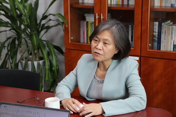 2일 강민정 더불어민주당 의원이 시민언론 민들레와 인터뷰하고 있다. 2023.5.2. 강민정 의원실 제공