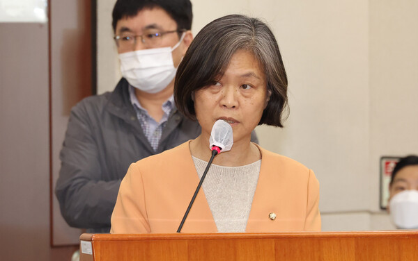 더불어민주당 강민정 의원이 25일 오전 서울 여의도 국회에서 열린 행정안전위원회 전체회의에서 '교육공무원법 일부개정법률안(교원의 정치기본권)' 제안설명을 하고 있다. 2023.4.25. 연합뉴스