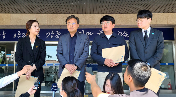 노동절 구속 전 피의자 심문을 앞두고 분신해 숨진 민주노총 건설노조 강원지부 간부 양모 씨가 더불어민주당·정의당·진보당·기본소득당을 수신인으로 남겨둔 밀봉 유서를 3일 강릉경찰서에서 열람한 각 당 관계자가 일부 내용을 밝히고 있다. 왼쪽부터 임명희 정의당 강원도당위원장, 김우영 더불어민주당 강원도당위원장, 김석원 진보당 강원도당 사무처장, 서태성 기본소득당 용혜인의원실 비서관. 2023.5.3. 연합뉴스