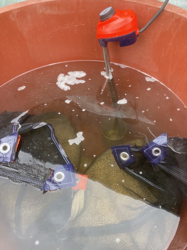 온수히터를 사용한 고무통 온탕소독.