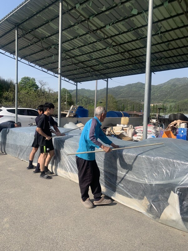 십대 아이들과 구십대 어른이 함께 일하는 모습.