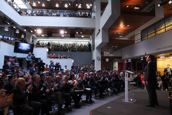 미국을 국빈 방문한 윤석열 대통령이 28일(현지시간) 보스턴 인근 하버드대학교 케네디스쿨에서 '자유를 향한 새로운 여정'을 주제로 연설하고 있다. 2023.4.29. 연합뉴스
