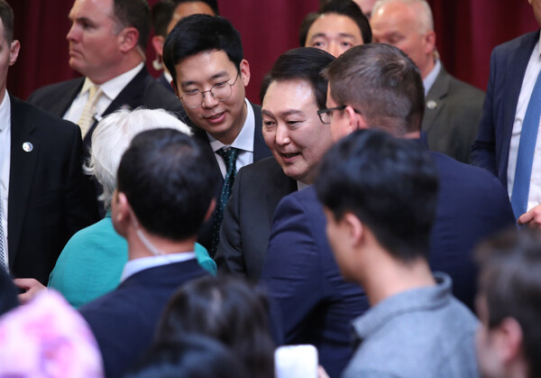 미국을 국빈 방문한 윤석열 대통령이 28일(현지시간) 보스턴 인근 하버드대학교 케네디스쿨에서 '자유를 향한 새로운 여정'을 주제로 연설하던 중 단상에서 내려가 6·25 참전용사인 윌리엄 해밀턴 쇼 대위의 유족에게 감사인사를 하고 있다. 2023.4.29. 연합뉴스