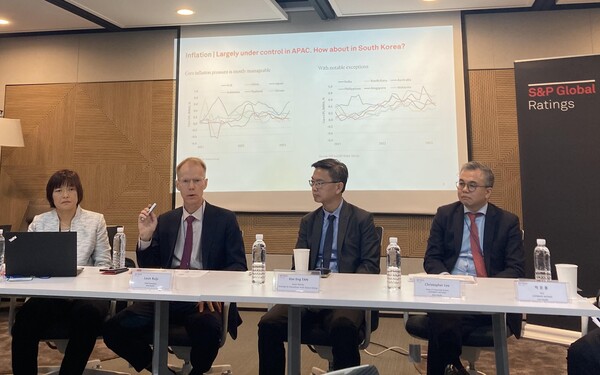 3일 서울 중구 서울파이낸스센터에서 스탠더드앤드푸어스(S&P) 기자간담회에서 루이 커쉬 전무(왼쪽 두 번째)가 올해 한국의 성장률 전망치를 설명하고 있다. 2023.5.3. 연합뉴스