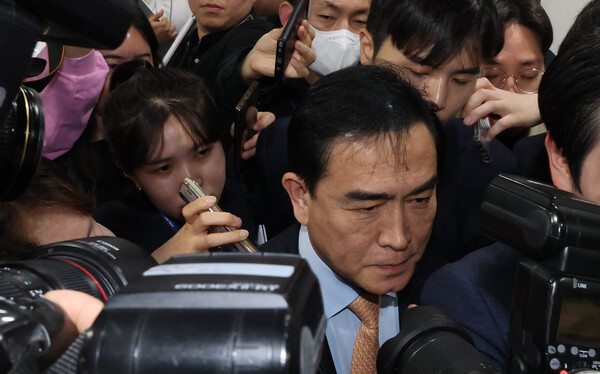 국민의힘 태영호 최고위원이 3일 국회에서 녹취 파문, 후원금 쪼개기 의혹 관련 입장 발표 후 기자회견장을 나가고 있다. 2023.5.3. 연합뉴스