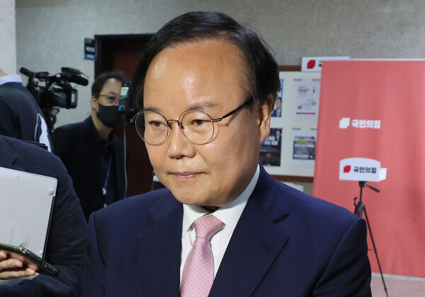 국민의힘 김재원 최고위원이 1일 오전 국회에서 열린 최고위원회의에 참석한 뒤 취재진의 질문을 받고 있다. 2023.5.1. 연합뉴스