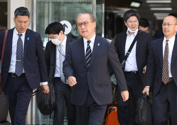 아키바 다케오 일본 국가안전보장국장이 3일 김포국제공항을 통해 입국하고 있다. 2023.5.3. 연합뉴스
