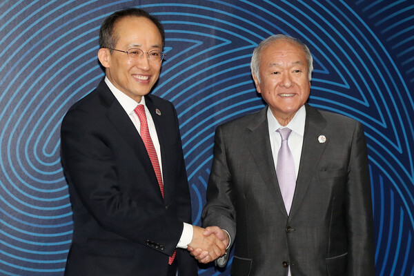 추경호 경제부총리와 스즈키 슌이치 일본 재무장관이 2일 오전 인천시 연수구 송도컨벤시아에서 열린 '제56차 아시아개발은행(ADB) 연차총회 한·일 재무장관 양자회담'에서 악수하고 있다. 2023.5.2. 연합뉴스