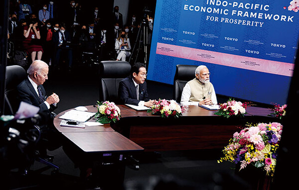  쿼드 정상회의 참석차 일본을 방문한 바이든 대통령이 기시다 후미오 일본 총리, 나렌드라 모디 인도 총리와 함께 24일 인도태평양경제프레임워크(IPEF) 출범식에 참석했다. 2022 0524. 로이터=연합뉴스