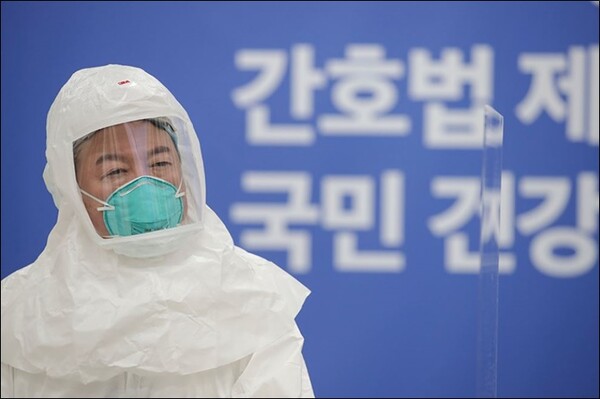 대선 기간 중 서울 중구 대한간호협회를 방문한 윤석열 후보가 레벨D 방호복을 입고 간담회장으로 입장하고 있다. 2022.1.11. 연합뉴스.