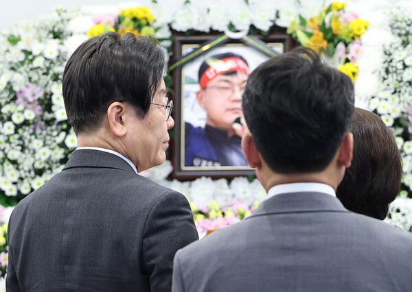 더불어민주당 이재명 대표가 4일 오후 서울 종로구 서울대병원 장례식장에 마련된 민주노총 건설노조 강원지부 간부 양회동 열사의 빈소를 찾아 조문하고 있다. 2023.5.4. 연합뉴스