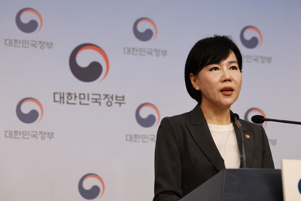 전현희 국민권익위원장이 26일 정부서울청사 별관 브리핑실에서 공공재정환수제도 운영과 부정수급 신고처리 기능 통합 관련 브리핑을 하고 있다. 2023.4.26. 연합뉴스