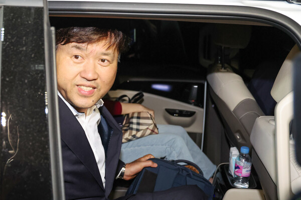  김용 전 민주연구원 부원장이 4일 오후 보석으로 석방돼 서울구치소에서 나와 밝은 표정으로 차량에 탑승하고 있다. 2023.5.4. 연합뉴스