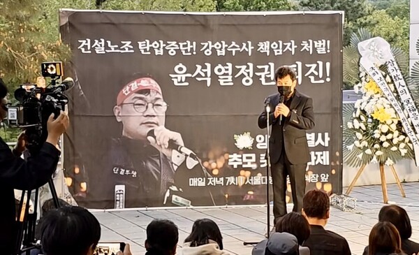 고 양회동 열사의 친형 양회선 씨가 6일 오후 7시 서울대병원 장례식장 앞에서 열린 '촛불문화제'에서 발언하고 있는 모습. 2023.5.6. 유튜브 채널 파란숨 화면 갈무리